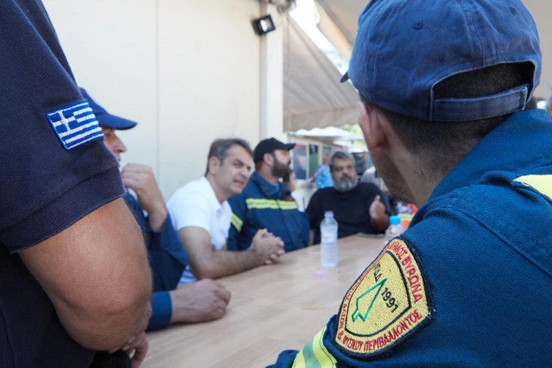 Επίσκεψη Μητσοτάκη στο πυροφυλάκιο του δήμου Βύρωνα